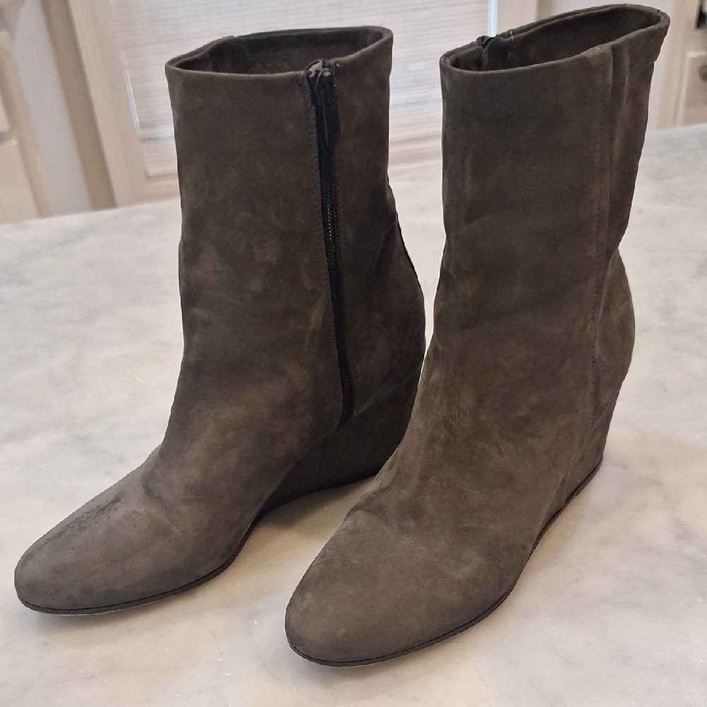 Vince Wedge Hidden Heel Italian Suede Short Boots Grayish Brown Sz 9.5M Boho